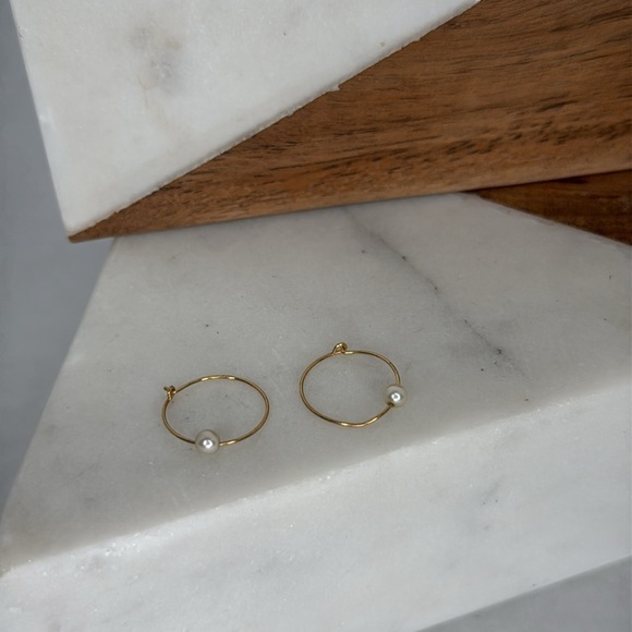 Vintage Estate Delicate Gold and Pearl Hoop Earrings lot E30 - Picture 3 of 5